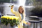 Lisse Keukenhof 28 maart 2017
Wendy v Dijk doopt haar tulp. Dochter Lizzy Broer Mike en haar moeder zijn erbij.