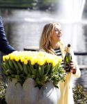 Lisse Keukenhof 28 maart 2017
Wendy v Dijk doopt haar tulp. Dochter Lizzy Broer Mike en haar moeder zijn erbij.