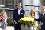 Lisse Keukenhof 28 maart 2017
Wendy v Dijk doopt haar tulp. Dochter Lizzy Broer Mike en haar moeder zijn erbij.