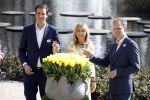 Lisse Keukenhof 28 maart 2017
Wendy v Dijk doopt haar tulp. Dochter Lizzy Broer Mike en haar moeder zijn erbij.