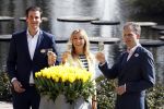 Lisse Keukenhof 28 maart 2017
Wendy v Dijk doopt haar tulp. Dochter Lizzy Broer Mike en haar moeder zijn erbij.