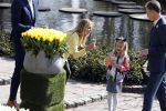 Lisse Keukenhof 28 maart 2017
Wendy v Dijk doopt haar tulp. Dochter Lizzy Broer Mike en haar moeder zijn erbij.