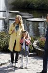 Lisse Keukenhof 28 maart 2017
Wendy v Dijk doopt haar tulp. Dochter Lizzy Broer Mike en haar moeder zijn erbij.