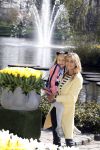 Lisse Keukenhof 28 maart 2017
Wendy v Dijk doopt haar tulp. Dochter Lizzy Broer Mike en haar moeder zijn erbij.