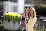 Lisse Keukenhof 28 maart 2017
Wendy v Dijk doopt haar tulp. Dochter Lizzy Broer Mike en haar moeder zijn erbij.