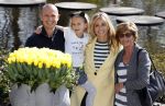 Lisse Keukenhof 28 maart 2017
Wendy v Dijk doopt haar tulp. Dochter Lizzy Broer Mike en haar moeder zijn erbij.