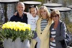 Lisse Keukenhof 28 maart 2017
Wendy v Dijk doopt haar tulp. Dochter Lizzy Broer Mike en haar moeder zijn erbij.