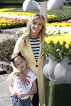 Lisse Keukenhof 28 maart 2017
Wendy v Dijk doopt haar tulp. Dochter Lizzy Broer Mike en haar moeder zijn erbij.