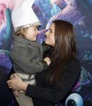 Amsterdam 18 maart 2017 
premiere Smurfen in  Pathe Arena. Maan met neefje
