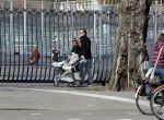 Amsterdam 7 april 2018
Anna Sophie v Zweden met partner achter de kinderwagen