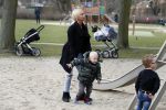 Den Haag 24 maart 2018
Barbie (Samantha de Jong) met haar kinderen Angelina en Milano en twee vriendinnen in een speeltuin.