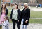 Den Haag 24 maart 2018
Barbie (Samantha de Jong) met haar kinderen Angelina en Milano en twee vriendinnen in een speeltuin.