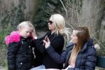 Den Haag 24 maart 2018
Barbie (Samantha de Jong) met haar kinderen Angelina en Milano en twee vriendinnen in een speeltuin.