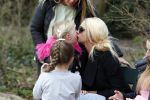 Den Haag 24 maart 2018
Barbie (Samantha de Jong) met haar kinderen Angelina en Milano en twee vriendinnen in een speeltuin.