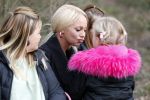 Den Haag 24 maart 2018
Barbie (Samantha de Jong) met haar kinderen Angelina en Milano en twee vriendinnen in een speeltuin.