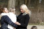 Den Haag 24 maart 2018
Barbie (Samantha de Jong) met haar kinderen Angelina en Milano en twee vriendinnen in een speeltuin.