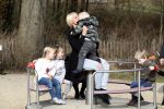 Den Haag 24 maart 2018
Barbie (Samantha de Jong) met haar kinderen Angelina en Milano en twee vriendinnen in een speeltuin.