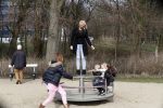 Den Haag 24 maart 2018
Barbie (Samantha de Jong) met haar kinderen Angelina en Milano en twee vriendinnen in een speeltuin.