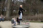 Den Haag 24 maart 2018
Barbie (Samantha de Jong) met haar kinderen Angelina en Milano en twee vriendinnen in een speeltuin.