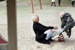 Den Haag 24 maart 2018
Barbie (Samantha de Jong) met haar kinderen Angelina en Milano en twee vriendinnen in een speeltuin.