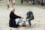 Den Haag 24 maart 2018
Barbie (Samantha de Jong) met haar kinderen Angelina en Milano en twee vriendinnen in een speeltuin.