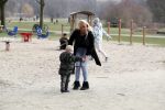 Den Haag 24 maart 2018
Barbie (Samantha de Jong) met haar kinderen Angelina en Milano en twee vriendinnen in een speeltuin.