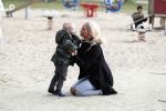 Den Haag 24 maart 2018
Barbie (Samantha de Jong) met haar kinderen Angelina en Milano en twee vriendinnen in een speeltuin.