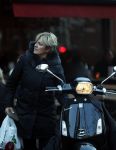 Amsterdam 14 maart 2018 
Caroline Tensen met zoon Bob Wisse en haar hondje op de vespa scooter