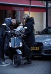 Amsterdam 14 maart 2018 
Caroline Tensen met zoon Bob Wisse en haar hondje op de vespa scooter