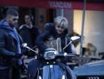 Amsterdam 14 maart 2018 
Caroline Tensen met zoon Bob Wisse en haar hondje op de vespa scooter