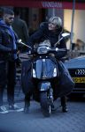 Amsterdam 14 maart 2018 
Caroline Tensen met zoon Bob Wisse en haar hondje op de vespa scooter