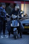 Amsterdam 14 maart 2018 
Caroline Tensen met zoon Bob Wisse en haar hondje op de vespa scooter
