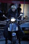 Amsterdam 14 maart 2018 
Caroline Tensen met zoon Bob Wisse en haar hondje op de vespa scooter