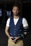 Amsterdam 15 maart 2018  
Presentatie kledinglijn Remy Bonjasky. Charly Luske met zijn arm in een brace na ongeluk met snowboard