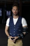 Amsterdam 15 maart 2018  
Presentatie kledinglijn Remy Bonjasky. Charly Luske met zijn arm in een brace na ongeluk met snowboard