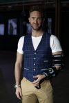 Amsterdam 15 maart 2018  
Presentatie kledinglijn Remy Bonjasky. Charly Luske met zijn arm in een brace na ongeluk met snowboard