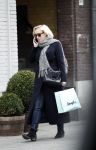 Amsterdam 16 maart 2018 
Eva Jinek zwanger bellend op straat
