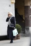 Amsterdam 16 maart 2018 
Eva Jinek zwanger bellend op straat