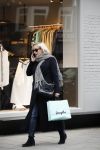 Amsterdam 16 maart 2018 
Eva Jinek zwanger bellend op straat