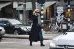 Amsterdam 16 maart 2018 
Eva Jinek zwanger bellend op straat