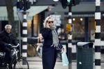 Amsterdam 16 maart 2018 
Eva Jinek zwanger bellend op straat