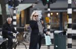 Amsterdam 16 maart 2018 
Eva Jinek zwanger bellend op straat
