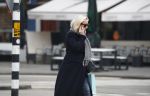 Amsterdam 16 maart 2018 
Eva Jinek zwanger bellend op straat