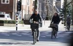 Amsterdam 22 maart 2018 
Frank Rijkaard met bloemen op zijn fiets