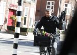 Amsterdam 22 maart 2018 
Frank Rijkaard met bloemen op zijn fiets