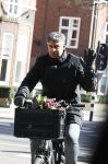 Amsterdam 22 maart 2018 
Frank Rijkaard met bloemen op zijn fiets