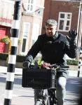 Amsterdam 22 maart 2018 
Frank Rijkaard met bloemen op zijn fiets