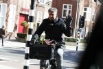 Amsterdam 22 maart 2018 
Frank Rijkaard met bloemen op zijn fiets