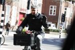 Amsterdam 22 maart 2018 
Frank Rijkaard met bloemen op zijn fiets