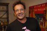 de Kwakel 23 maart 2018
Gerard Joling met nieuwe t shirts op kantoor van Entertainment.nl